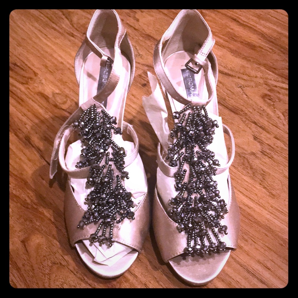 Like-new pair of heals to zhuzh up any outfit!